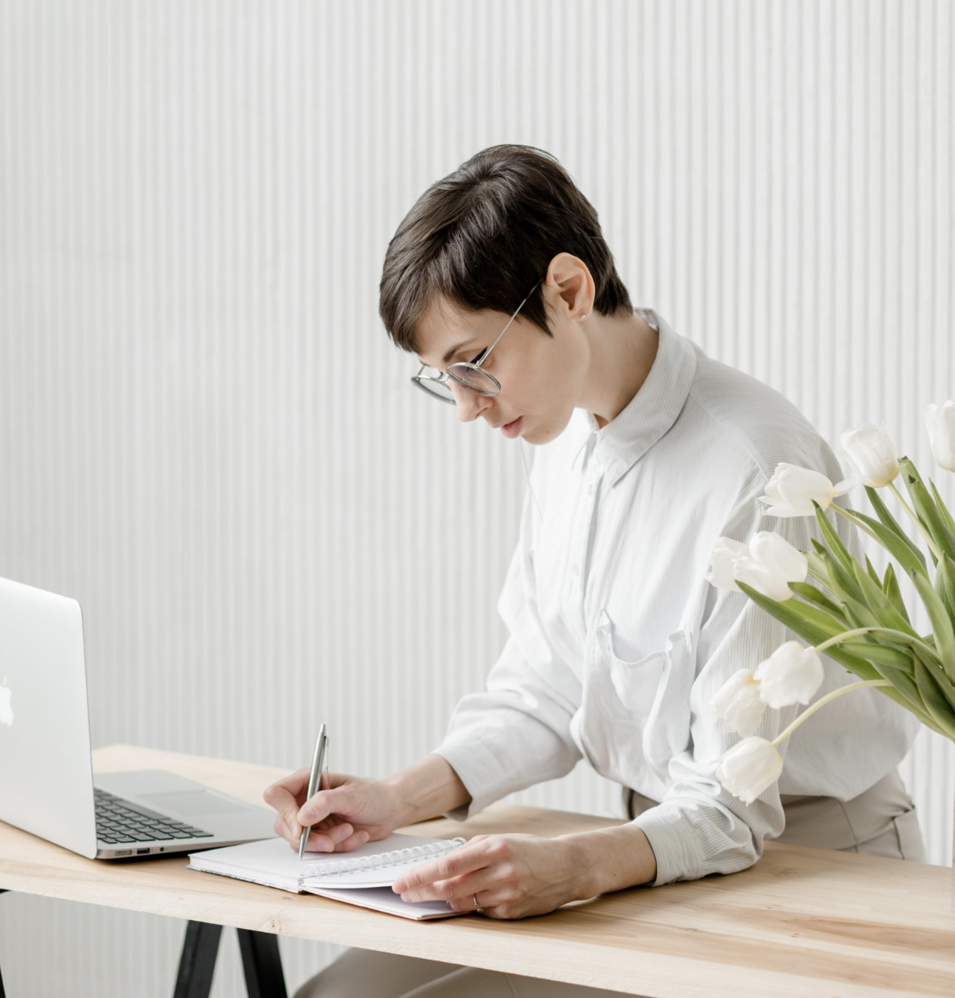 Hochzeitsplanerin arbeitet ruhig an einem aufgeräumten Schreibtisch – Sinnbild für Klarheit und ein System, das zur eigenen Arbeitsweise passt.