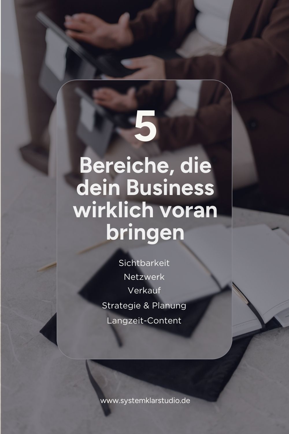 Infografik: 5 Business-Bereiche, die Selbstständige täglich tracken sollten – Sichtbarkeit, Netzwerk, Verkauf, Strategie und Langzeit-Content