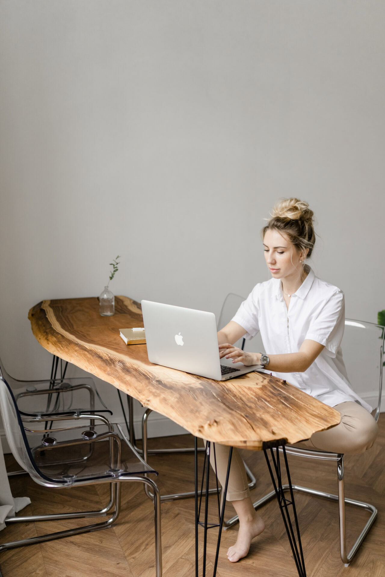 Hochzeitsplanerin arbeitet konzentriert an einem Laptop in ruhiger Umgebung – Sinnbild für ein individuelles System, das zur eigenen Arbeitsweise passt.