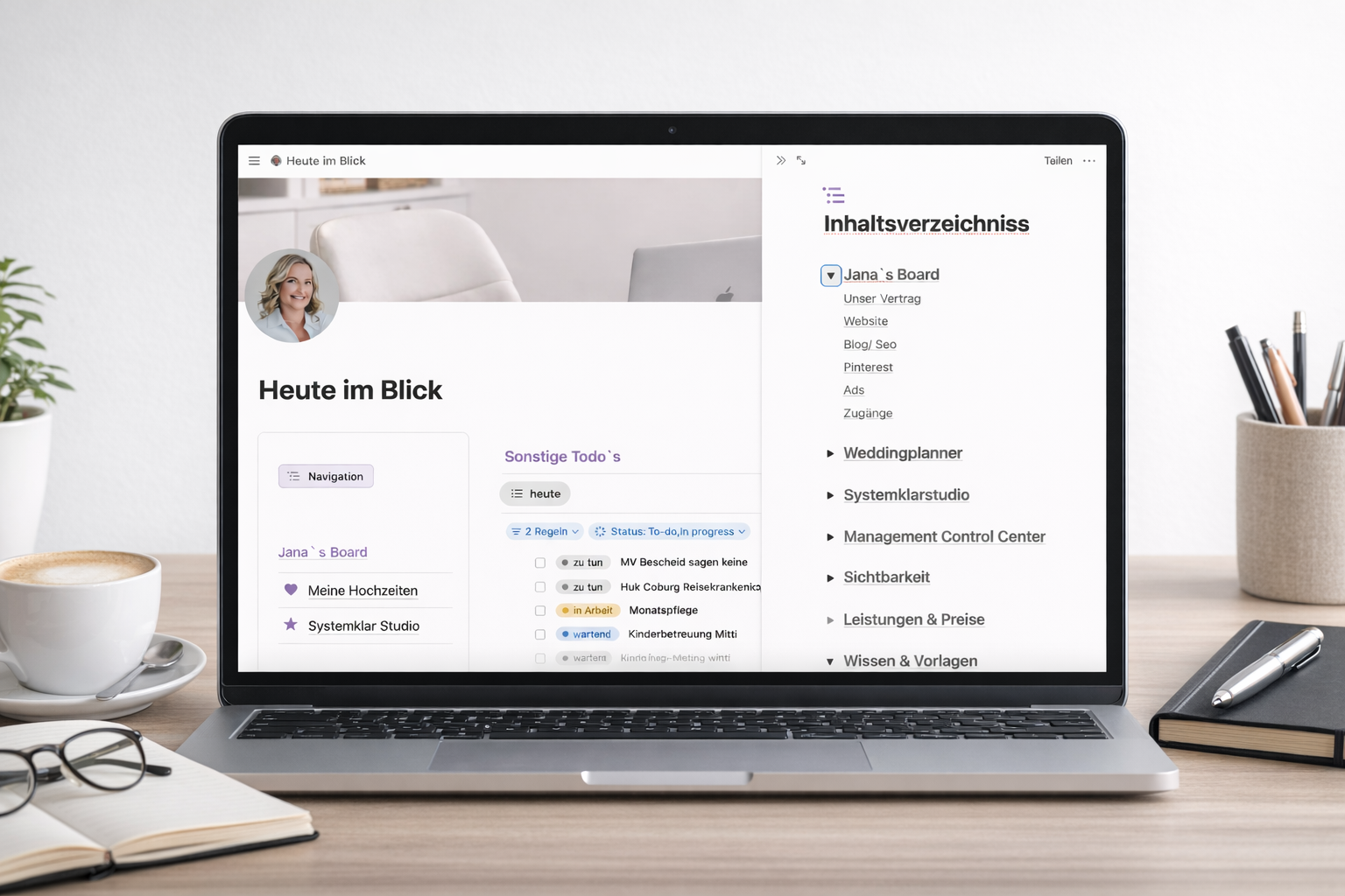 Laptop mit Notion-Workspace als digitaler Arbeitsplatz für Selbstständige