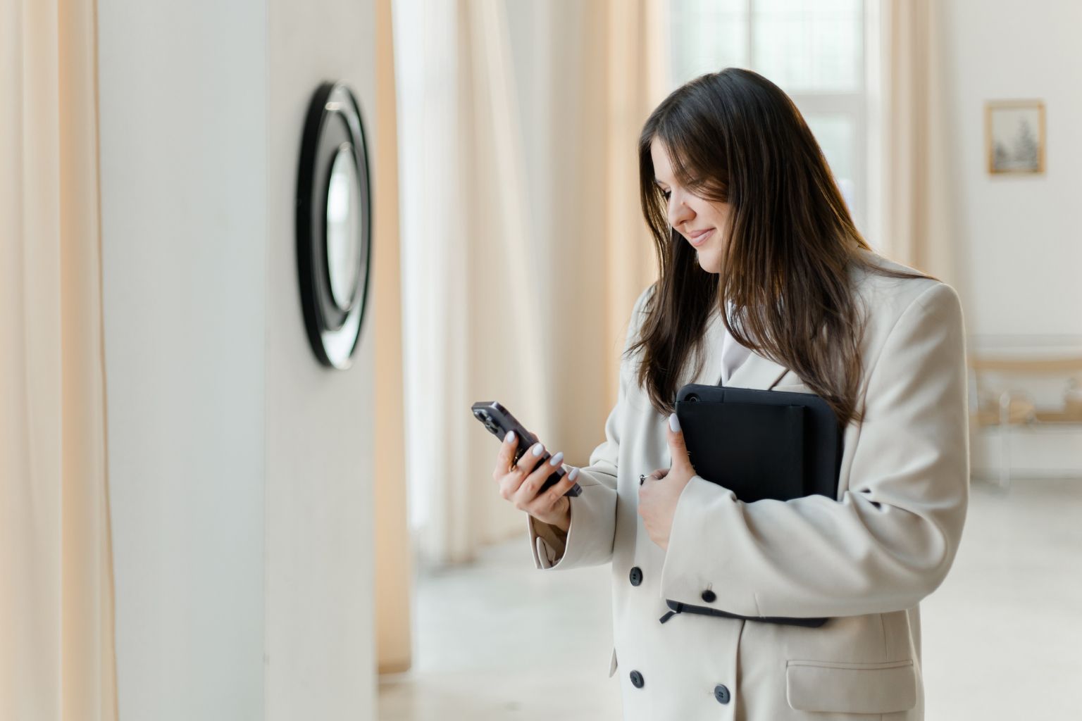 Selbstständige Frau mit Planner und Smartphone prüft ihre täglichen Business-Routinen
