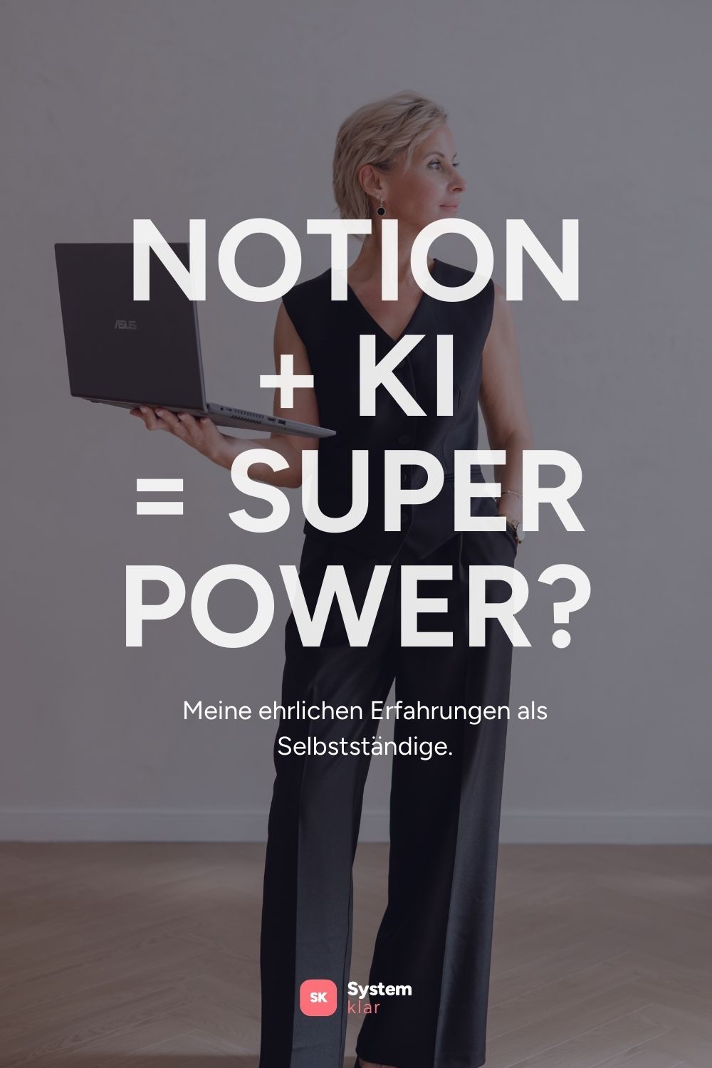 Selbsständige mit Laptop und dem Text „Notion + KI = Super Power?“ für einen Blogartikel über ihre Erfahrungen mit Notion KI als Selbstständige.