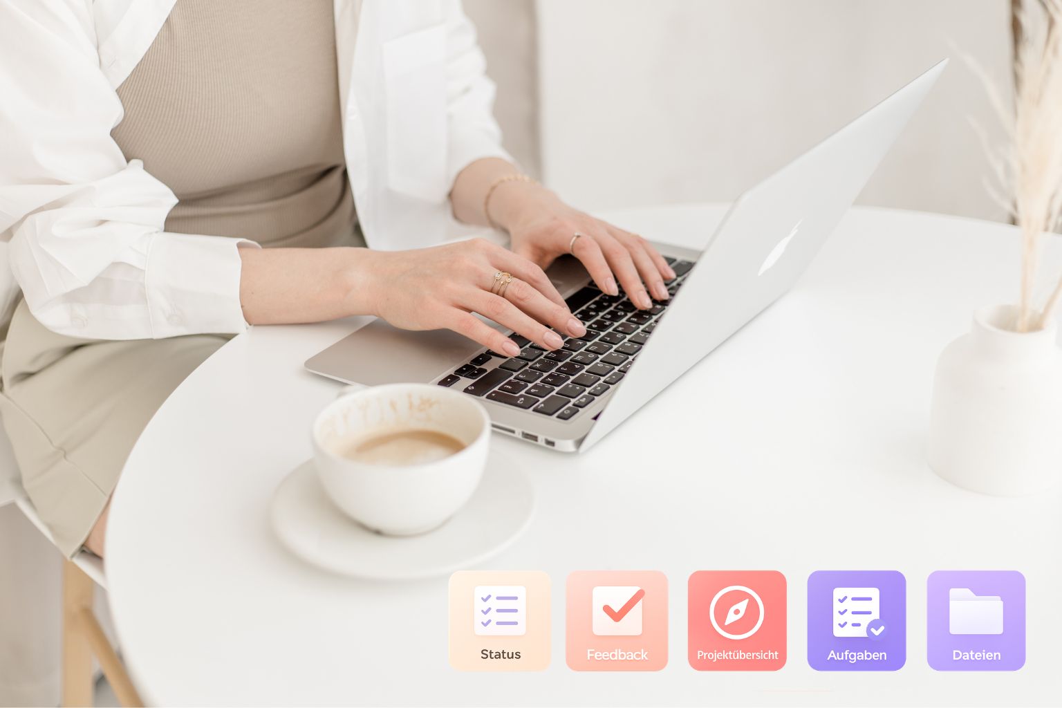 Moodbild zur Kundenverwaltung: Frau arbeitet am Laptop, darunter Icons für Status, Feedback, Projektübersicht, Aufgaben und Dateien