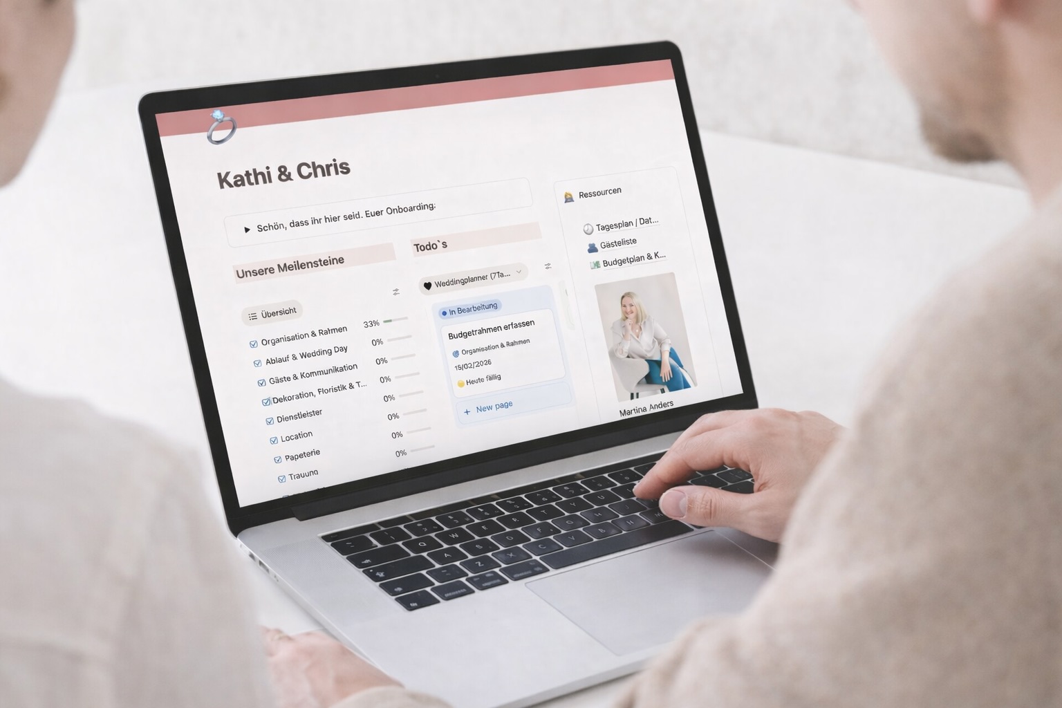 Paar sitzt am Laptop und nutzt ein Kundenportal für Kundenverwaltung mit Meilensteinen, To dos, Ressourcen und Kontaktbereich