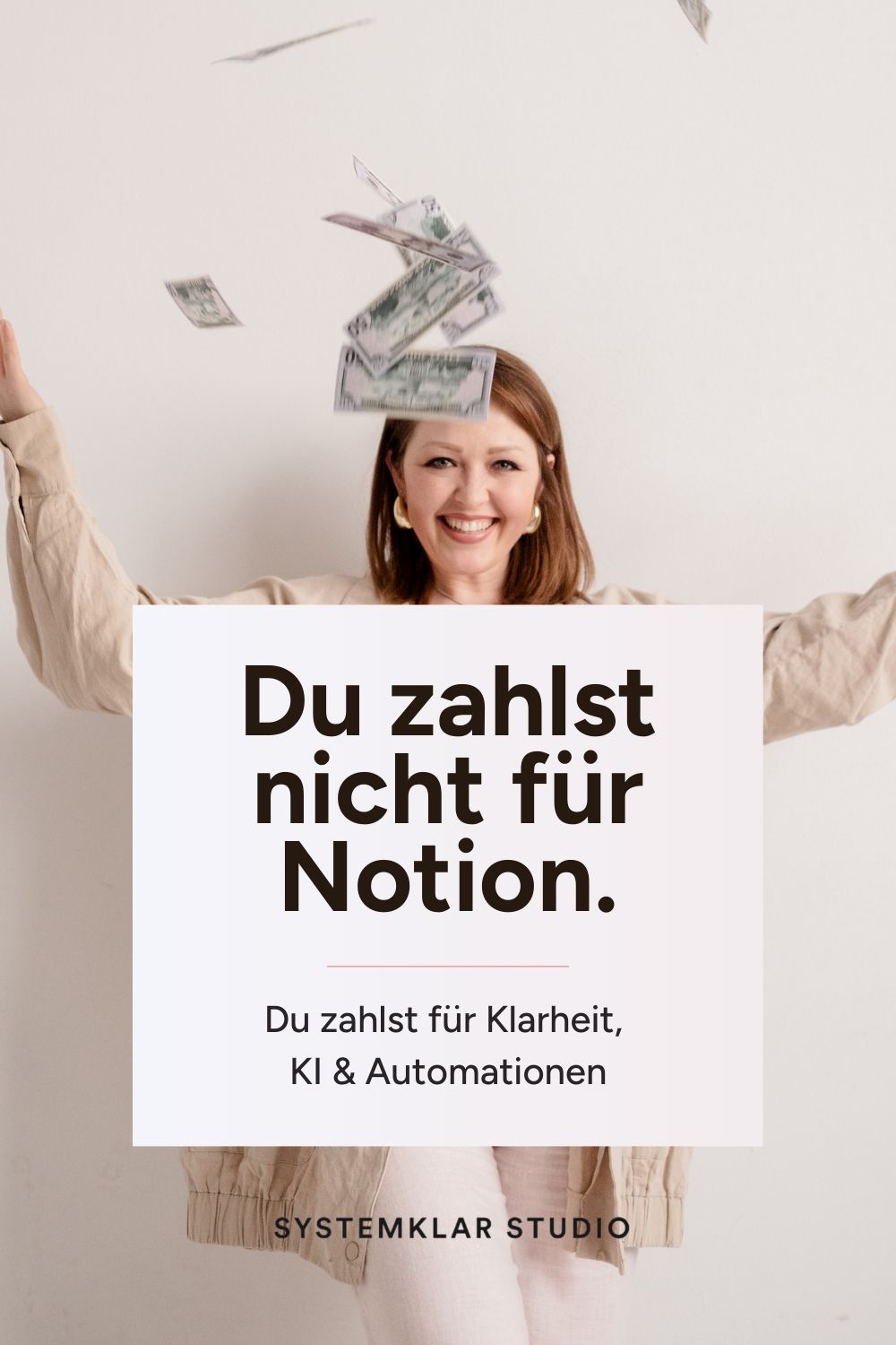 Pinterest-Pin mit Foto einer Frau und fallenden Geldscheinen, Text: „Du zahlst nicht für Notion. Du zahlst für Klarheit, KI & Automationen“.