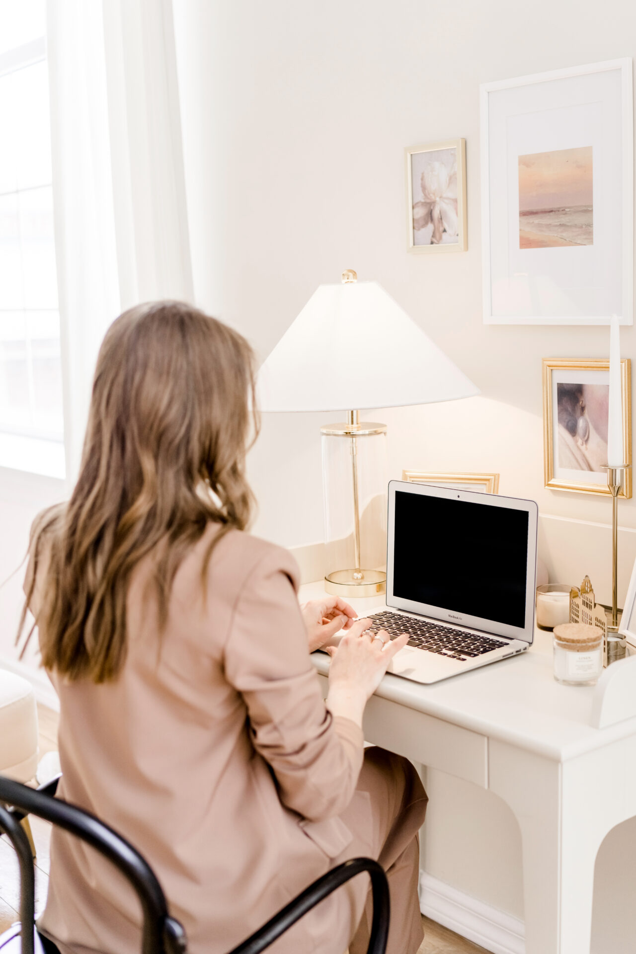 Hochzeitsplanerin arbeitet ruhig an einem aufgeräumten Schreibtisch – Sinnbild für Klarheit und ein System, das zur eigenen Arbeitsweise passt.