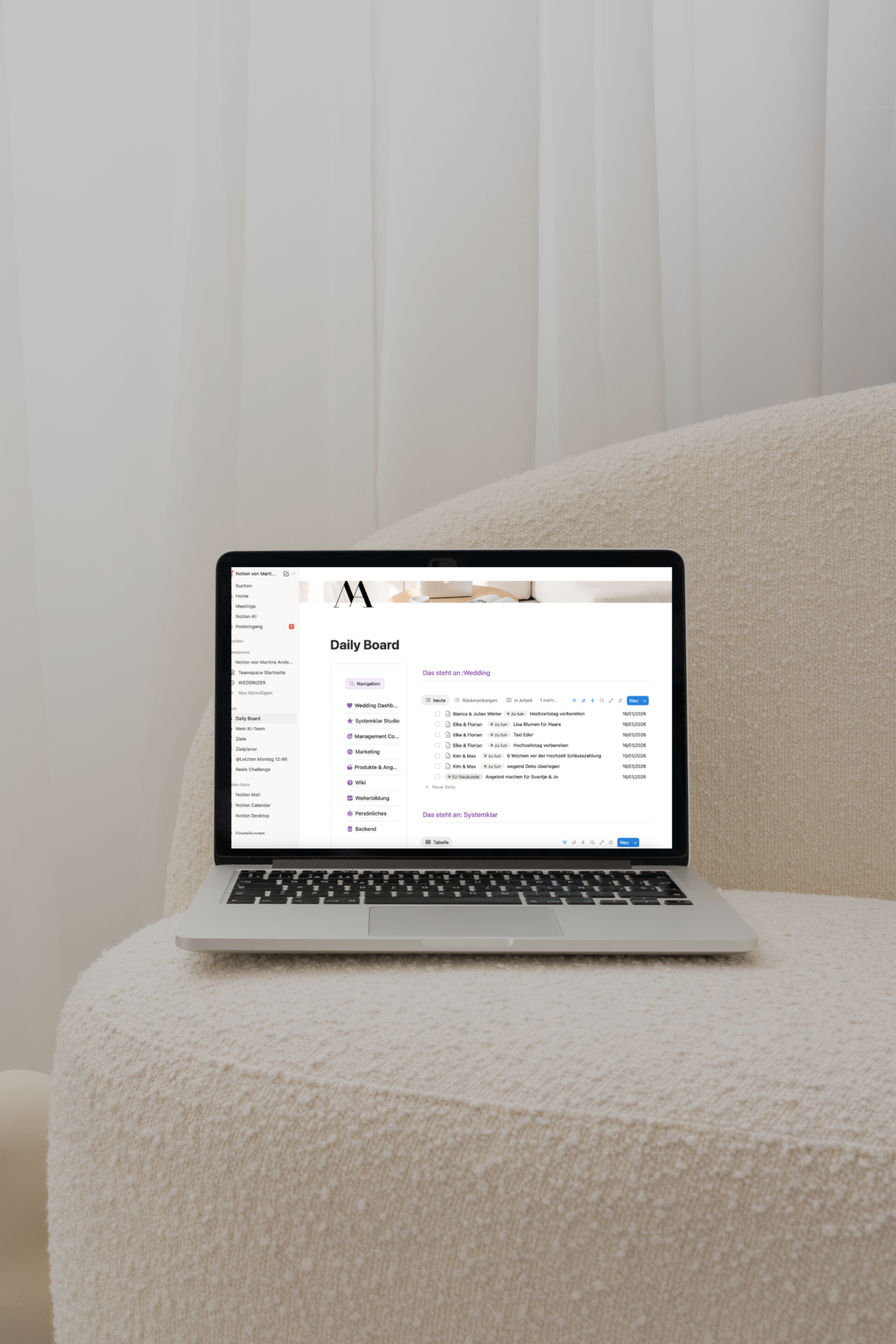 Laptop mit übersichtlicher Arbeitsstruktur auf ruhigem Untergrund – Sinnbild für Überblick und klare Organisation im Businessalltag von Hochzeitsplanerinnen.