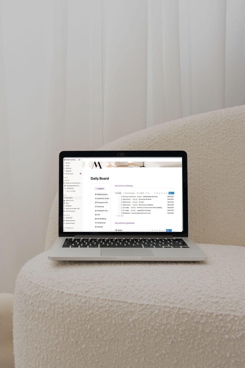 Laptop mit übersichtlicher Arbeitsstruktur auf ruhigem Untergrund – Sinnbild für Überblick und klare Organisation im Businessalltag von Hochzeitsplanerinnen.
